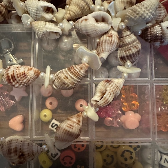 Assorted beads for crafts and jew making - Picture 2 of 6